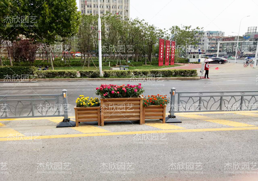 為什么大家都選擇護(hù)欄花箱？