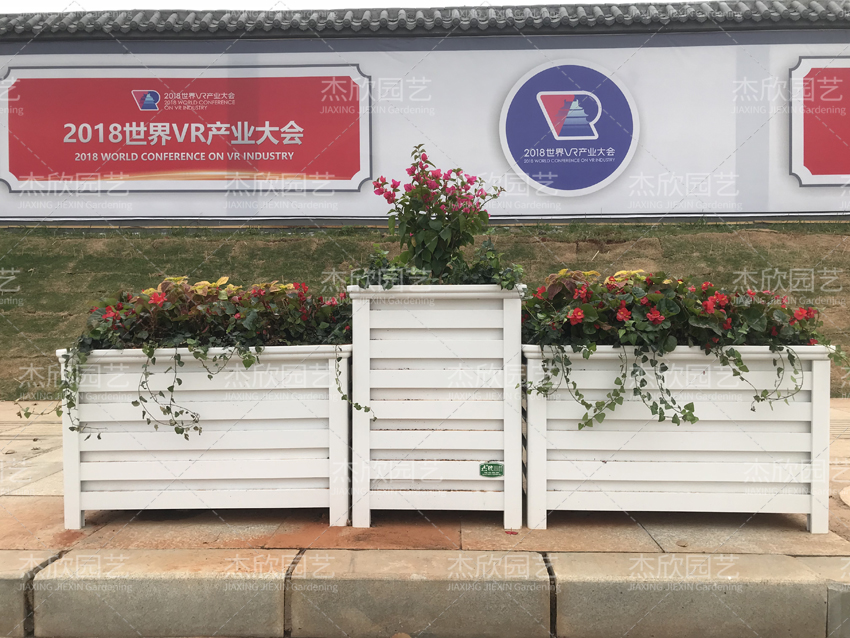 仿木花箱和木質(zhì)花箱有什么不同？